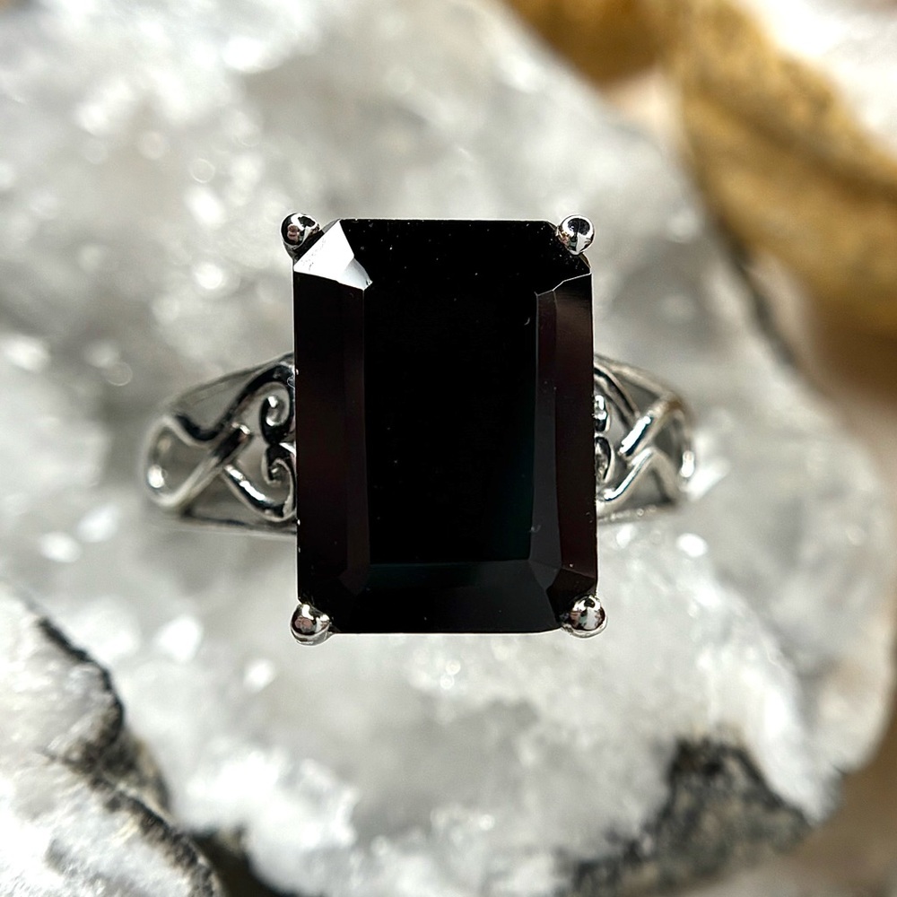 “Charming Night” Elegant Black Spinel Ring! 💎 - SIZE (7)